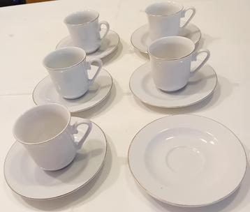 Te Koop: Vijf kopjes en zes schotels.    beschikbaar voor biedingen