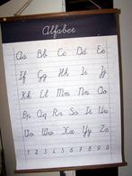 Vintage schoolplaat alfabet schuinschrift. 72x50cm. Izgs., Antiek en Kunst, Curiosa en Brocante, Ophalen of Verzenden
