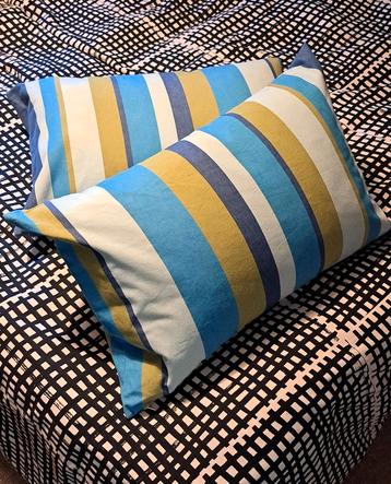 2 IKEA veren kussens met gestreepte kussenhoezen 40 x 60 cm beschikbaar voor biedingen