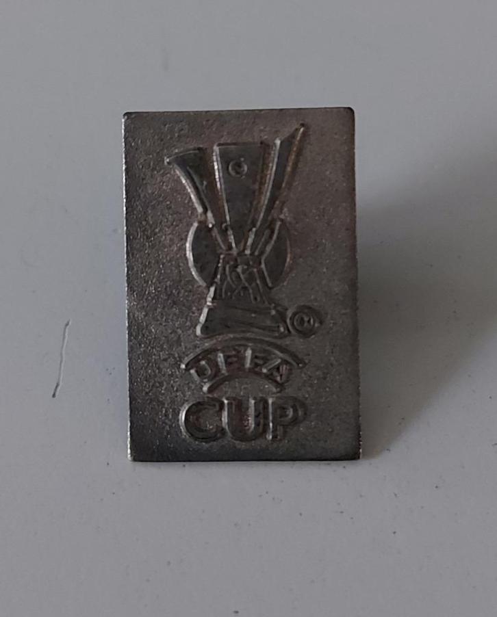 UEFA Cup 2004 pin, Verzamelen, Sportartikelen en Voetbal, Zo goed als nieuw, Overige typen, Buitenlandse clubs, Verzenden