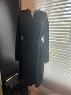 H&M zwarte jurk met riempje - maat XS, Kleding | Dames, Jurken, Maat 34 (XS) of kleiner, H&M, Ophalen of Verzenden, Onder de knie