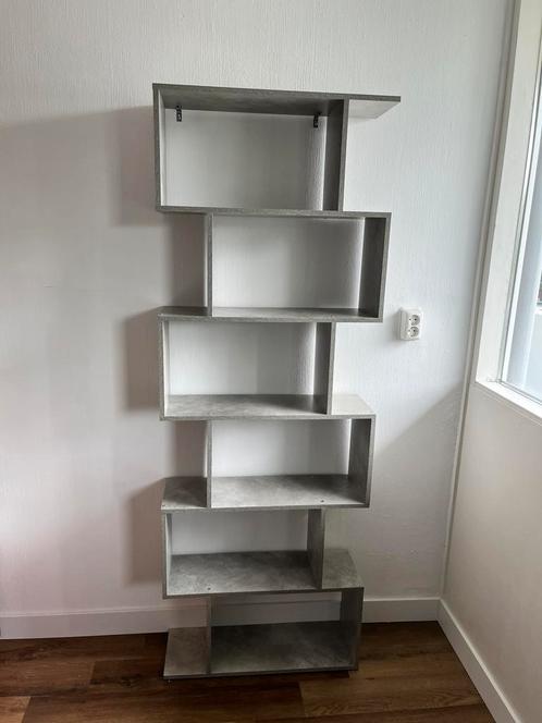 Boekenkast grijs betonlook, zo goed als nieuw, Huis en Inrichting, Kasten | Boekenkasten, Zo goed als nieuw, 50 tot 100 cm, 150 tot 200 cm