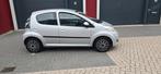 Citroën C1 1.0 5-DRS 2010 Grijs apk, keurige auto, Auto's, Voorwielaandrijving, Stof, Zwart, 4 stoelen