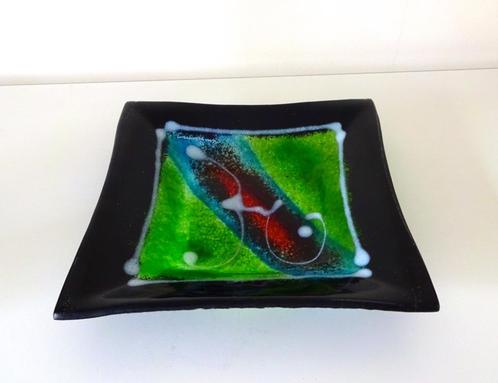 Glazen schaal vierkant groen patroon in rood en wit 6304-s, Antiek en Kunst, Antiek | Glas en Kristal, Ophalen of Verzenden