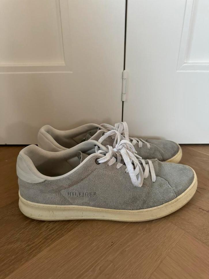 Tommy Hilfiger sneakers – maat 44 – grijs suède, Kleding | Heren, Schoenen, Gedragen, Sneakers of Gympen, Wit, Ophalen of Verzenden