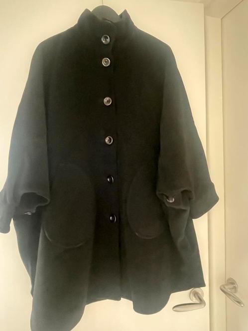 Damo Wollen cape one size, Kleding | Dames, Jassen | Winter, Zo goed als nieuw, Zwart, Verzenden