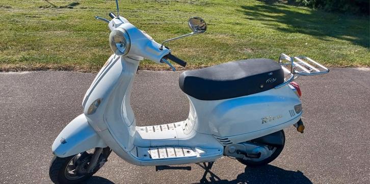 Snorscooter riva wit 25km pu, Fietsen en Brommers, Snorfietsen en Snorscooters, Gebruikt, Overige merken, Benzine, Ophalen