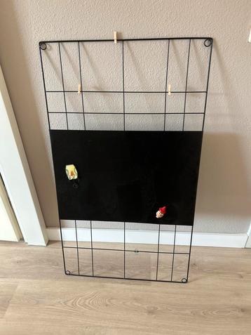 Wandrek met magneetbord beschikbaar voor biedingen