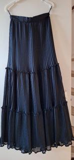 Lange zwarte plissé strokenrok, maat 40, Kleding | Dames, Rokken, Maat 38/40 (M), Ophalen of Verzenden, Zo goed als nieuw, Onder de knie