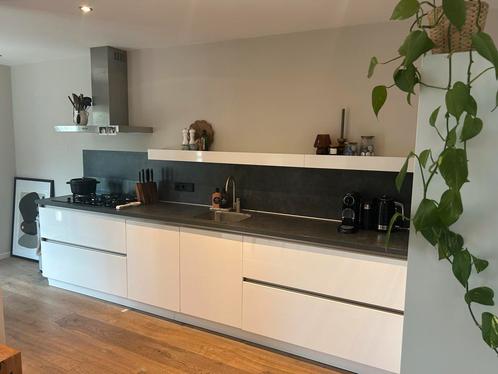 Mooie witte hoekkeuken incl apparatuur, Huis en Inrichting, Keuken | Complete keukens, Gebruikt, Hoekkeuken, Wit, Kunststof, Greeploos