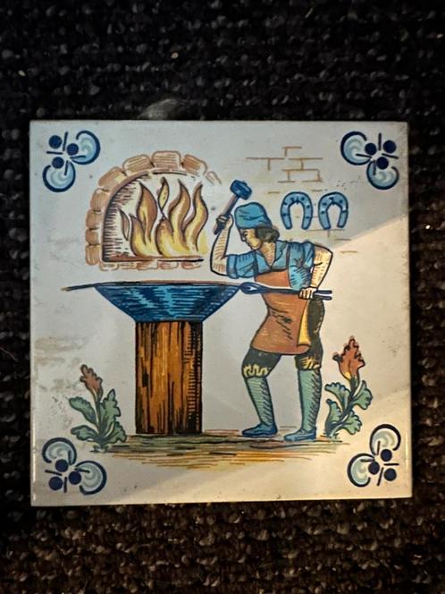 Antieke tegel–smid bij smederij–handgeschilderd–Friese stijl, Antiek en Kunst, Antiek | Wandborden en Tegels, Ophalen of Verzenden