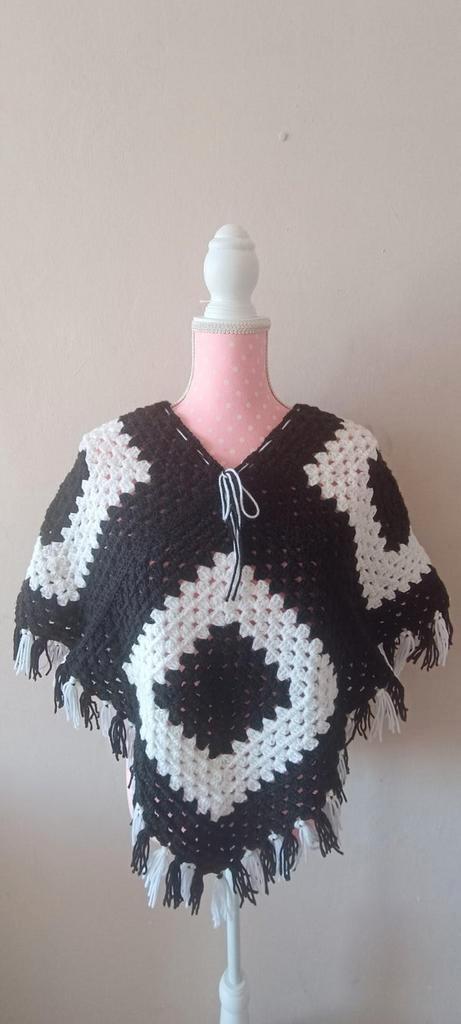 Gehaakte omslagdoek Zwart/Wit, Hobby en Vrije tijd, Breien en Haken, Nieuw, Haken, Overige typen, Ophalen of Verzenden