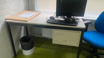 Gebruikt bureau met lades beschikbaar voor biedingen