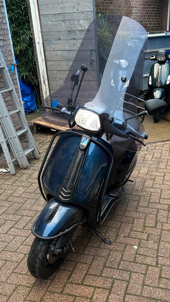 Vespa sprint 125cc, Fietsen en Brommers, Scooters | Piaggio, Zo goed als nieuw, Ophalen