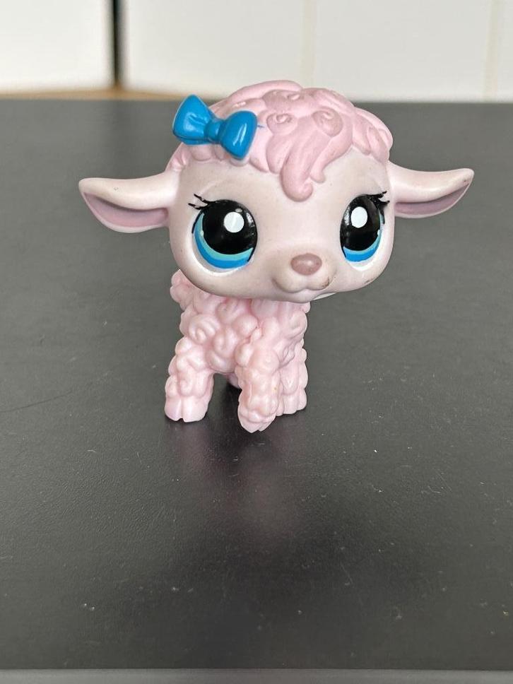 Littlest Pet Shop 1195 roze lammetje met blauwe strik, Verzamelen, Poppetjes en Figuurtjes, Gebruikt, Ophalen of Verzenden