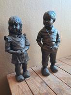 Beelden van kunstenaar Geert Kunen, een jongen en meisje, Ophalen