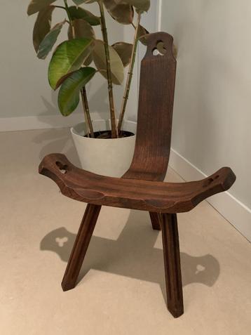 Brutalist retro vintage stoel krukje massief hout  beschikbaar voor biedingen