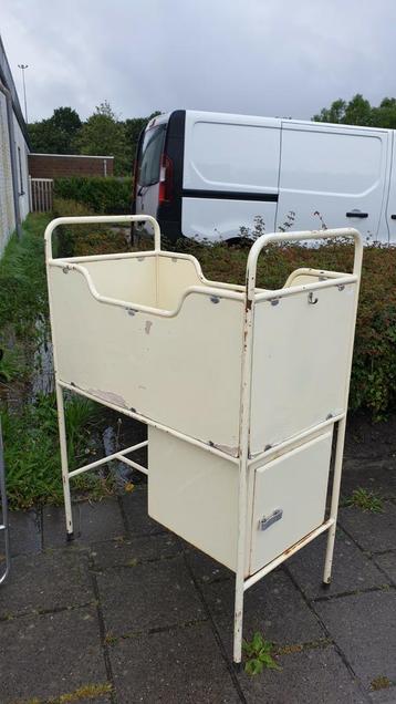Vintage ziekenhuis wieg / bedje met kastje Van €125 Voor €50 beschikbaar voor biedingen