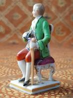 Mooi antiek beeldje uit Oostenrijk van man op een stoel., Antiek en Kunst, Antiek | Porselein, Ophalen of Verzenden