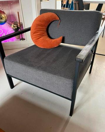 Mooie strakke grijze stoffen fauteuil beschikbaar voor biedingen