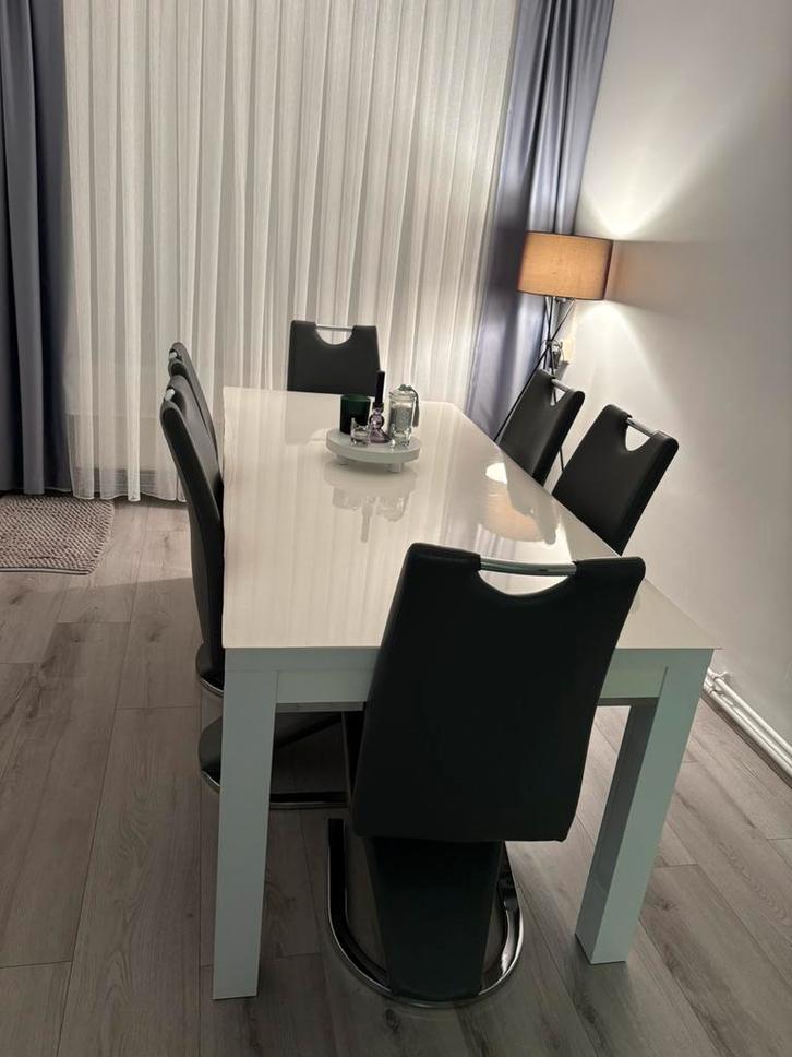 Hoogglans witte eettafel met 6 leren stoelen, Huis en Inrichting, Complete eetkamers, Zo goed als nieuw, Ophalen