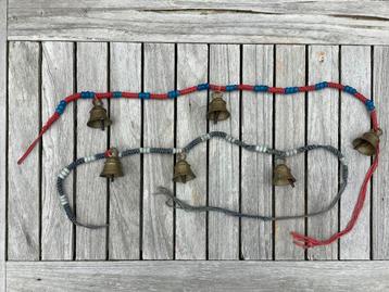 Traditionele koorden met 69 glaskralen en 6 koperen klokjes beschikbaar voor biedingen