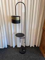 Staande lamp met tafeltje en metalen kap 160cm hoog 50,-, Ophalen, Nieuw, 150 tot 200 cm