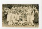 P87; Groep mensen op fotokaart, Verzamelen, Foto's en Prenten, Verzenden, Voor 1940, Nieuw, Foto