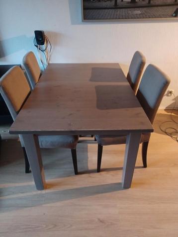 Houten Eettafel met 4 Stoelen beschikbaar voor biedingen