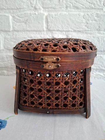 Vintage rotan kistje. Doosje met deksel. H 11,5. B 14 cm. beschikbaar voor biedingen