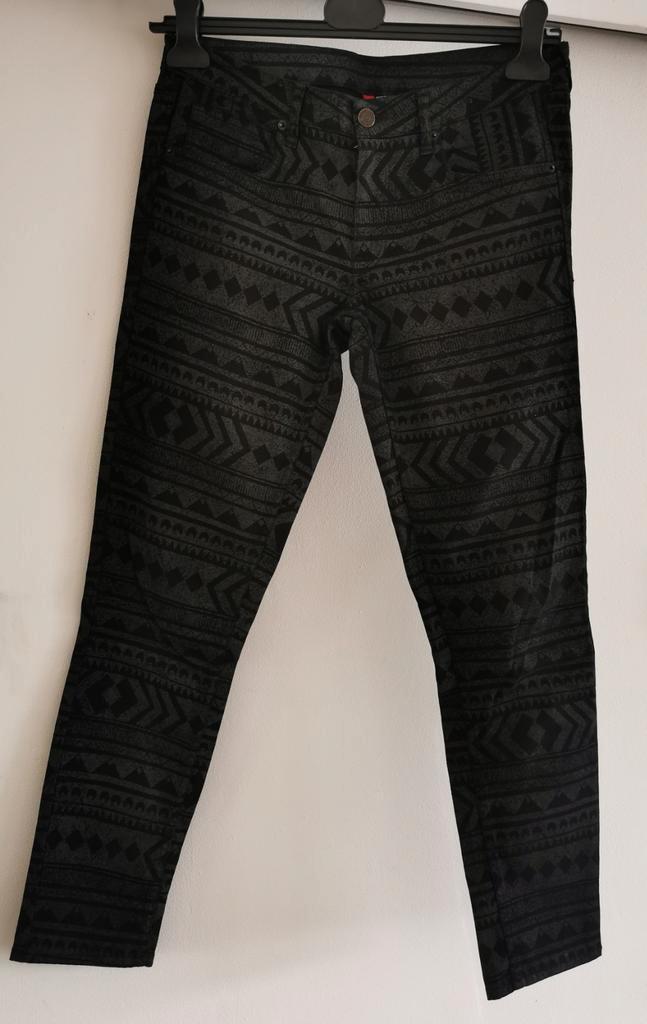 H&M broek met print mt. 40, Kleding | Dames, Spijkerbroeken en Jeans, Nieuw, W30 - W32 (confectie 38/40), Overige kleuren, Verzenden
