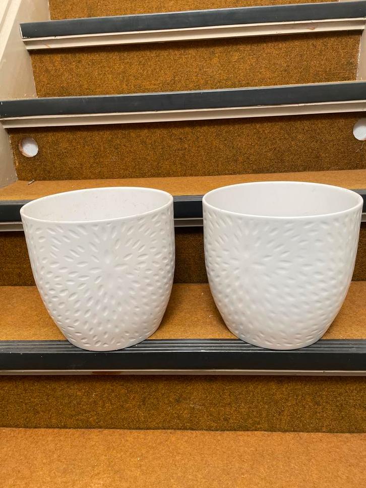 2 Witte Bloempotten - Z.g.a.n., Tuin en Terras, Bloempotten, Zo goed als nieuw, Kunststof, Binnen, Minder dan 40 cm, Minder dan 25 cm