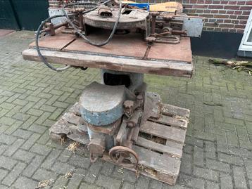 Houtfrees tafel beschikbaar voor biedingen