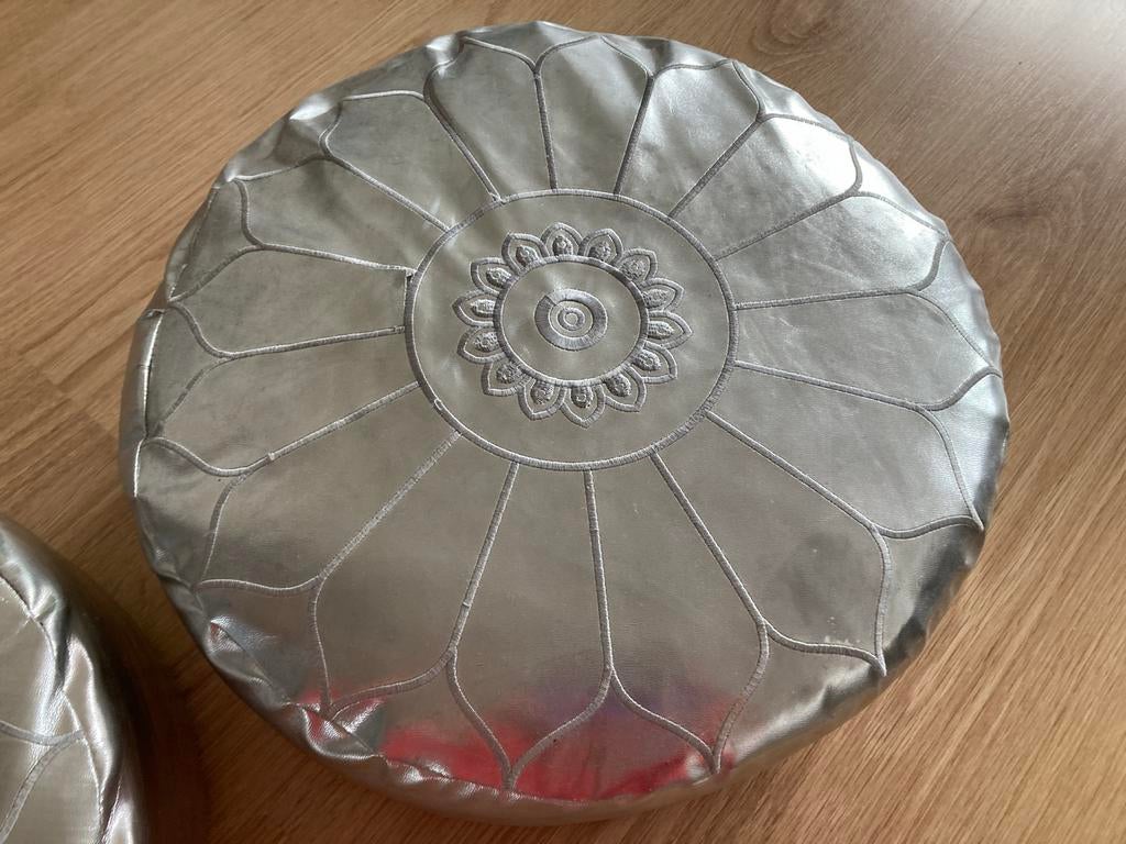 2x Zilveren Poefjes - Oosterse Sfeer- Ramadan-Suikerfeest, Ophalen, Minder dan 50 cm, Gebruikt, Rond