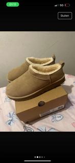Uggs clasic ultra mini, Kleding | Dames, Schoenen, Ophalen of Verzenden, Zo goed als nieuw, Bruin, Pantoffels of Sloffen