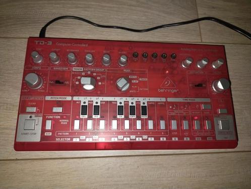 Behringer TD-3 Red Bassline Synth – Mint, Boxed, Barely Used, Muziek en Instrumenten, Synthesizers, Zo goed als nieuw, Overige aantallen