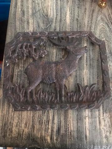 Gietijzeren onderzetter bronsttijd hert 24,5 x 19 cm  beschikbaar voor biedingen