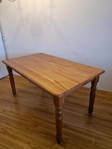 Houten eettafel beschikbaar voor biedingen