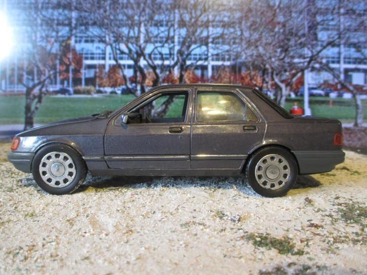 1/25 Ford Sierra - Schabak met Ford Dealerverpakking, Hobby en Vrije tijd, Modelauto's | 1:24, Gebruikt, Ophalen of Verzenden