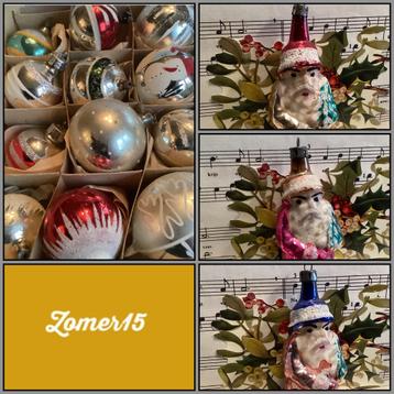Oude kerstballen en kerstmannen in de sale beschikbaar voor biedingen