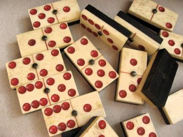 Apart antiek dominospel, been en ebbenhout met rode stippen beschikbaar voor biedingen