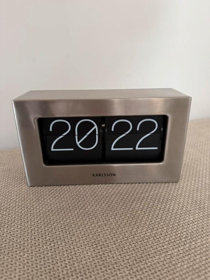 Karlsson Wand-/Tafelklok Boxed Flip Geborsteld Staal, Huis en Inrichting, Woonaccessoires | Klokken, Zo goed als nieuw, Wekker of Tafelklok