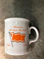 Beker / mok Monster 40 jaar vrij, Bevrijdingsmok 1945-1985, Antiek en Kunst, Antiek | Keramiek en Aardewerk, Ophalen of Verzenden