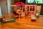 Barbie huis + 4x Barbiepop, Ophalen of Verzenden, Zo goed als nieuw, Poppenhuis
