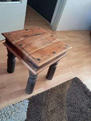Massief teakhouten bijzettafeltje incl grote schemerlamp beschikbaar voor biedingen