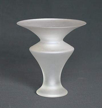 Apart model Vaas van Gesatineerd blank glas beschikbaar voor biedingen