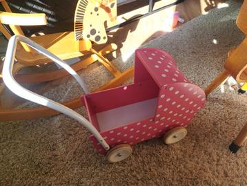 Nette houten poppenwagen roze met stippen beschikbaar voor biedingen