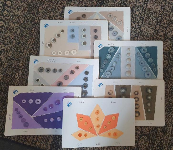 7 verschillende vintage knopen stalenkaarten, Hobby en Vrije tijd, Naaien en Fournituren, Knoop of Knopen, Verzenden