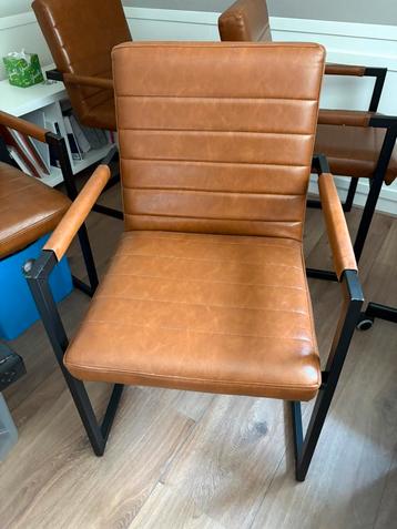 4 leuke eetkamerstoelen beschikbaar voor biedingen