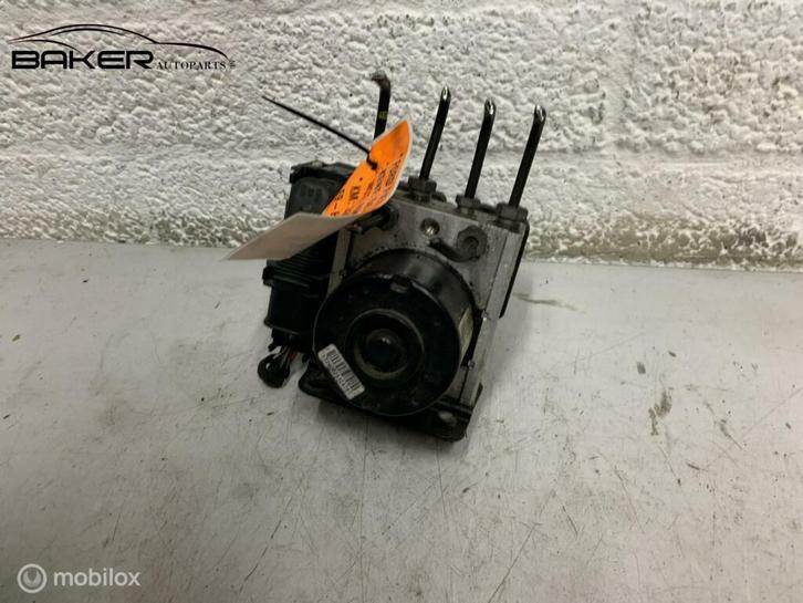 ABS pomp Ford Fiesta VI ('08-'17) 8V512M110AD, Auto-onderdelen, Remmen en Aandrijving, Ford, Gebruikt, Ophalen of Verzenden